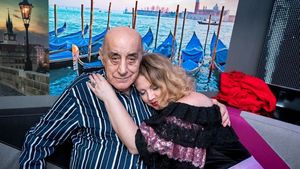 Viorel Lis joacă la păcănele, iar Oana filmează: ”Momentul ăla când ai pensia mică...”