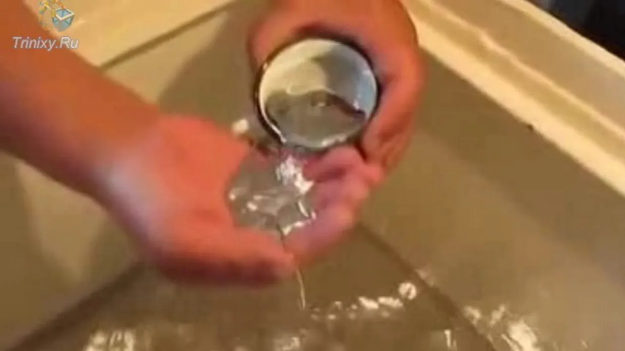 VIDEO A baut mercur pentru a le demonstra tuturor ca nu este periculos! Vezi ce a patit