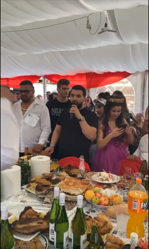 Imagini colosale! Tzancă Uraganu` cântă la o nuntă de minori! Mirele are 9 ani, mireasa, 17! S-a întâmplat la Strehaia