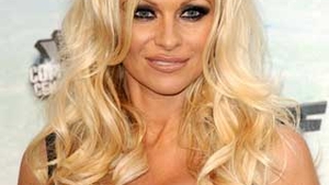 "Pamela Anderson arata onorabil, micuta, cu pieptul nu atat de generos ca pe vremuri"