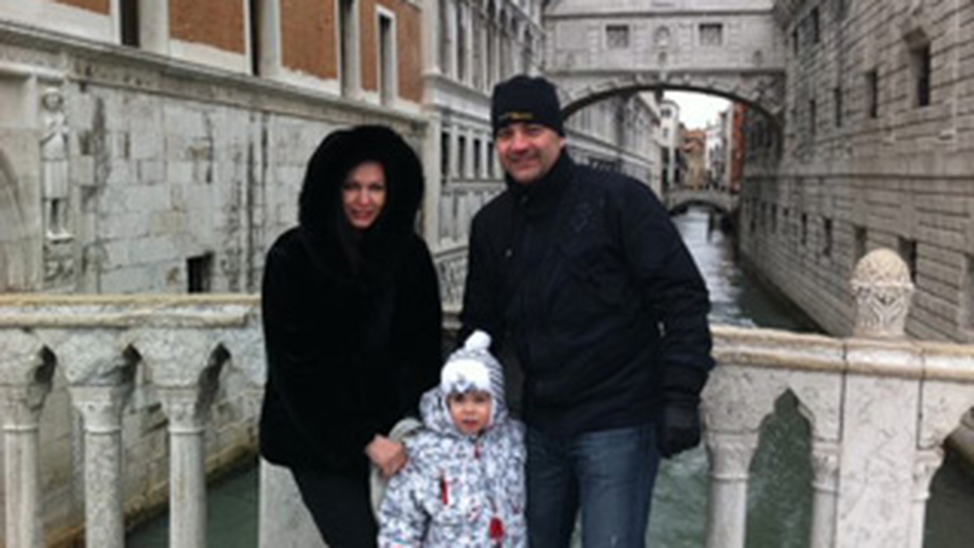 Imagini din prima vacanta a Nicoletei Luciu dupa nasterea tripletilor si dupa "Marea Siliconare"! Vezi cum se distreaza la Venetia!