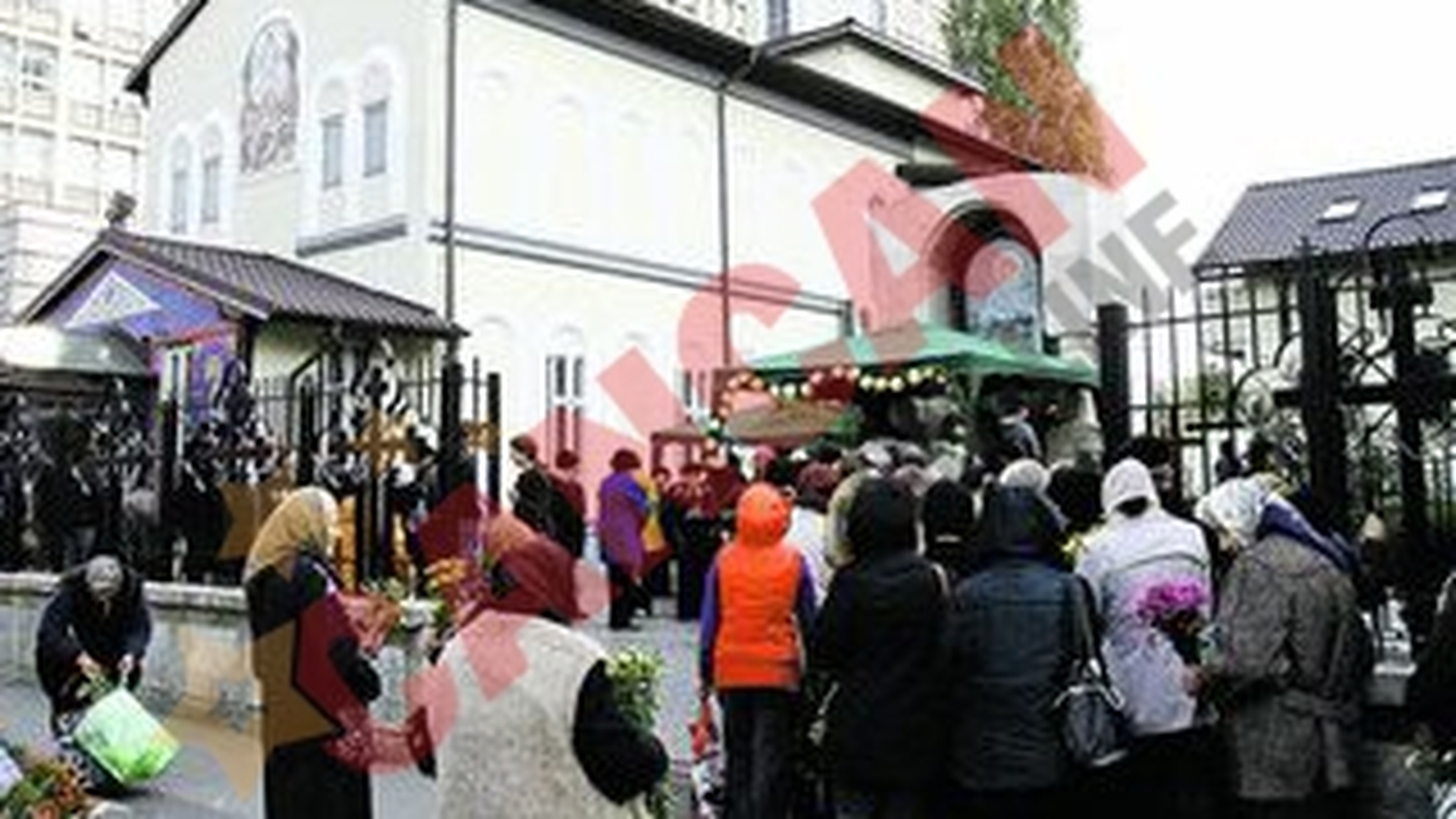 La coada, la biserica