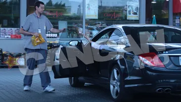 Iubita lui Honorius se simte bine in bolidul lui. Dupa ce a pus benzina, a lasat de cinci ori mai mult bacsis decat se obisnuieste