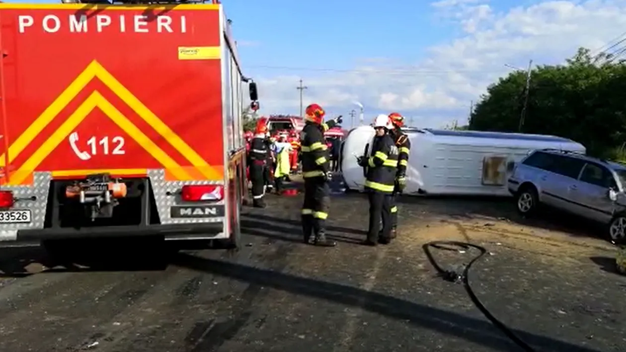 Accident înfiorător în Dâmbovița: un microbuz cu elevi s-a răsturnat după ce s-a izbit de o mașină: 2 morți și 9 răniți | VIDEO
