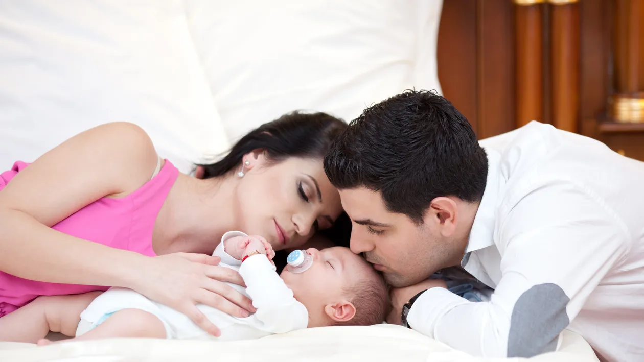 Primele fotografii cu băieţelul lui Ellie White! Uite-o pe artistă la 3 luni de la naştere, în ipostaze emoţionante