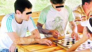 Elevul iesean care si-a ucis mama este laudat de profesori! Teodosian joaca table si citeste Biblia