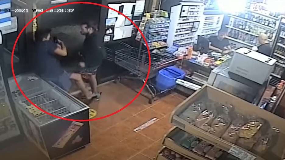 Scandal într-un magazin din Costineşti. Unul dintre angajaţi a fost agresat de un client
