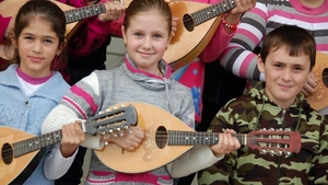 A învăţat generaţii întregi să cânte la mandolină. ”Fabrica de trubaduri” de pe malul Dunării