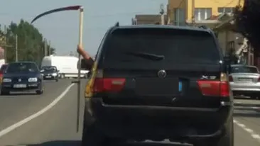 ”Dacă trecea un motociclist rămânea...”. Oamenii s-au frecat la ochi când au văzut ce a scos pe geam acest băcăun care conducea un BMW


