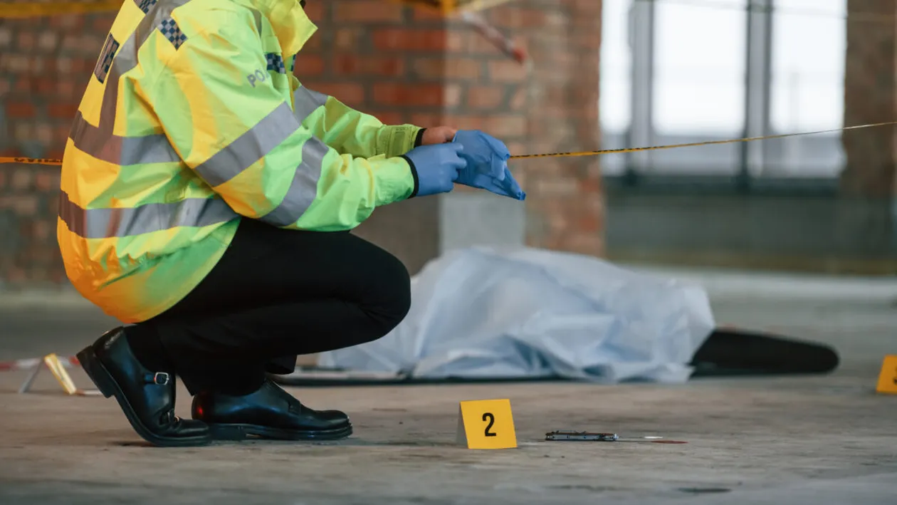Un bărbat a fost găsit mort în scara blocului. Tragedia s-a întâmplat la Mioveni