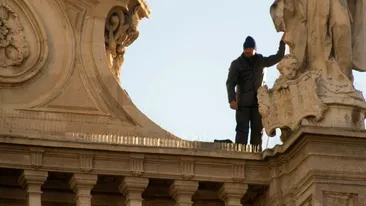 Un român s-a urcat pe acoperişul catedralei din Murcia şi a ameninţat că se aruncă în gol dacă nu primeşte 3000 de euro şi un sandviş!