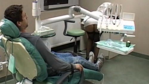 S-a intamplat in Bucuresti! A venit sa isi scoata o masea, insa a ramas... CA LA DENTIST cand a vazut ce bomba sexy il trateaza