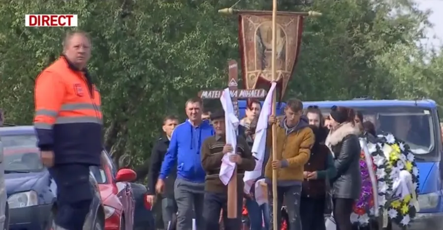 Scene cutremurătoare astăzi, la înmormântarea celor 8 victime ale carnagiului din Ialomița © captură video Antena 3