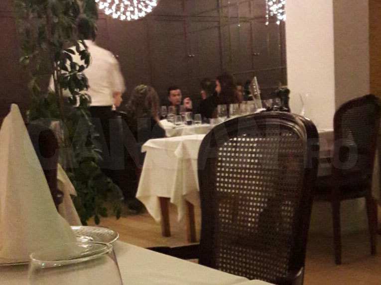Sâmbătă seara, băieţii se dau bine cu bossul Guvernului: vin roze, fructe de mare, trei doamne bine, totul la cel mai scump restaurant din România. Un fost condamnat la 3 ani i-a plătit cina luxuriantă Premierului Grindeanu