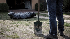 Viral. O mamă s-a trezit cu poliția acasă, după ce vecinii au crezut că omorât pe cineva. Ce reprezenta, de fapt, „cadavrul” din pungă. FOTO