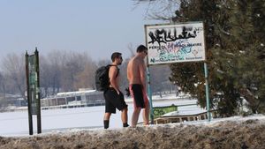 Deși afară au fost -16 grade în Capitală, ei s-au plimbat la bustul gol, în plină stradă!