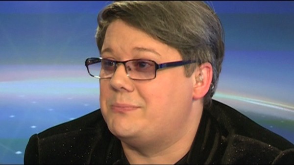 Fuego și Irina Loghin au ajuns într-un jurnal TV… cu peripeții. Cum s-au descurcat artiștii la pupitrul  știrilor