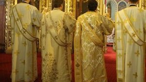 Preoţi din Huşi, reţinuţi de DNA! Încercau să îl şantajeze pe episcop
