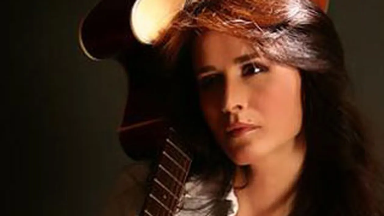 Au avut destine asemanatoare, au murit la fel - Coincidenta stranie: Malina si Madalina, in fotografii identice, realizate la cateva luni distanta!