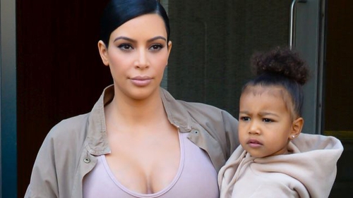 Asa mama, asa fiica. Afla de ce n-o lasa fetita pe Kim Kardashian sa se odihneasca!