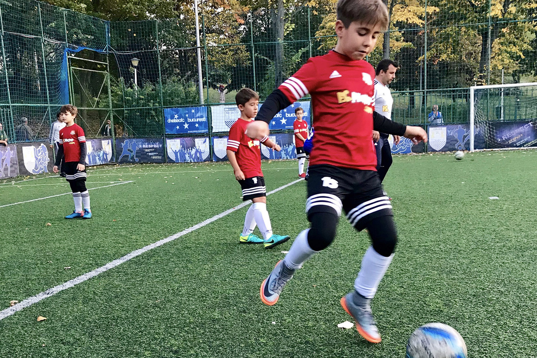 Juniorii unei academii de fotbal din București concurează cu Messi & Ronaldo!
