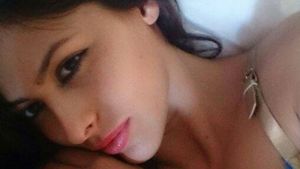 Iubita lui Mihai Mitoseru seamana leit cu Madalina Ghenea! Uite-o intr-un costum de baie minuscul! S-a jucat in valurile marii