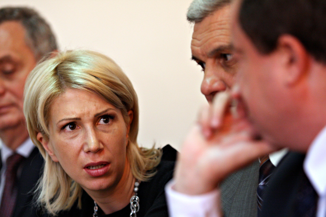 Raluca Turcan (S) discuta cu Vasile Blaga (D), in timpul unei conferinte de presa la sediul PDL Sibiu, dupa ce au sarbatorit, la Medias, 100 de ani de istorie a gazului romanesc - "Romgaz - 100 de ani", joi, 23 aprilie 2009. OVIDIU DUMITRU MATIU / MEDIAFAX FOTO