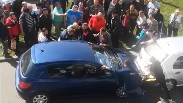 Scene uluitoare la Dej! Un șofer beat a fost scos cu forța din mașină VIDEO