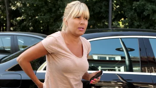 Elena Udrea s-a lovit in momentul in care a iesit din sediul Politiei! Vezi ce a patit fostul ministru