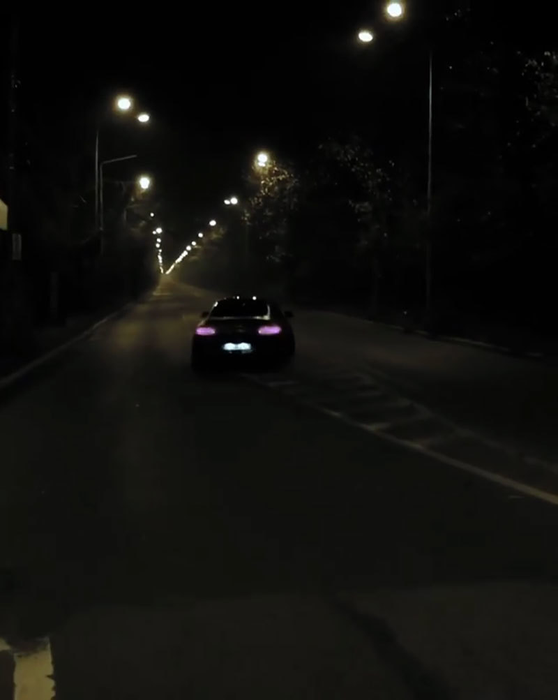 Zed circula cu mare viteză pe un drum din Bucureşti