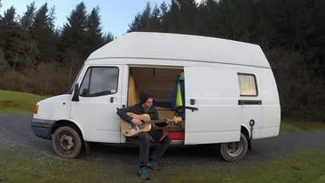 S-a mutat într-o furgonetă şi cheltuieşte mai puţin de 10 lire pe săptămână! Vezi cum trăieşte acest tânăr curajos în noua locuinţă! 