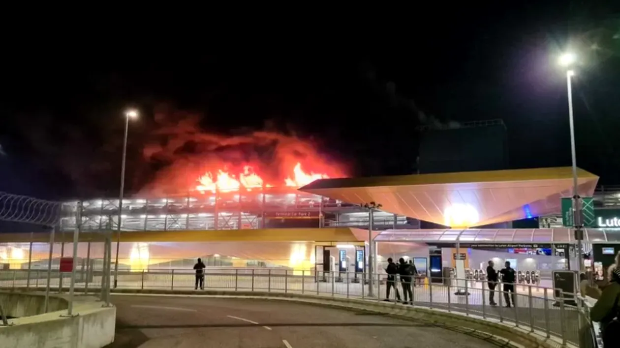 Incendiu de proporţii pe Aeroportul Luton! Toate zborurile, suspendate! Sute de oameni sunt blocaţi