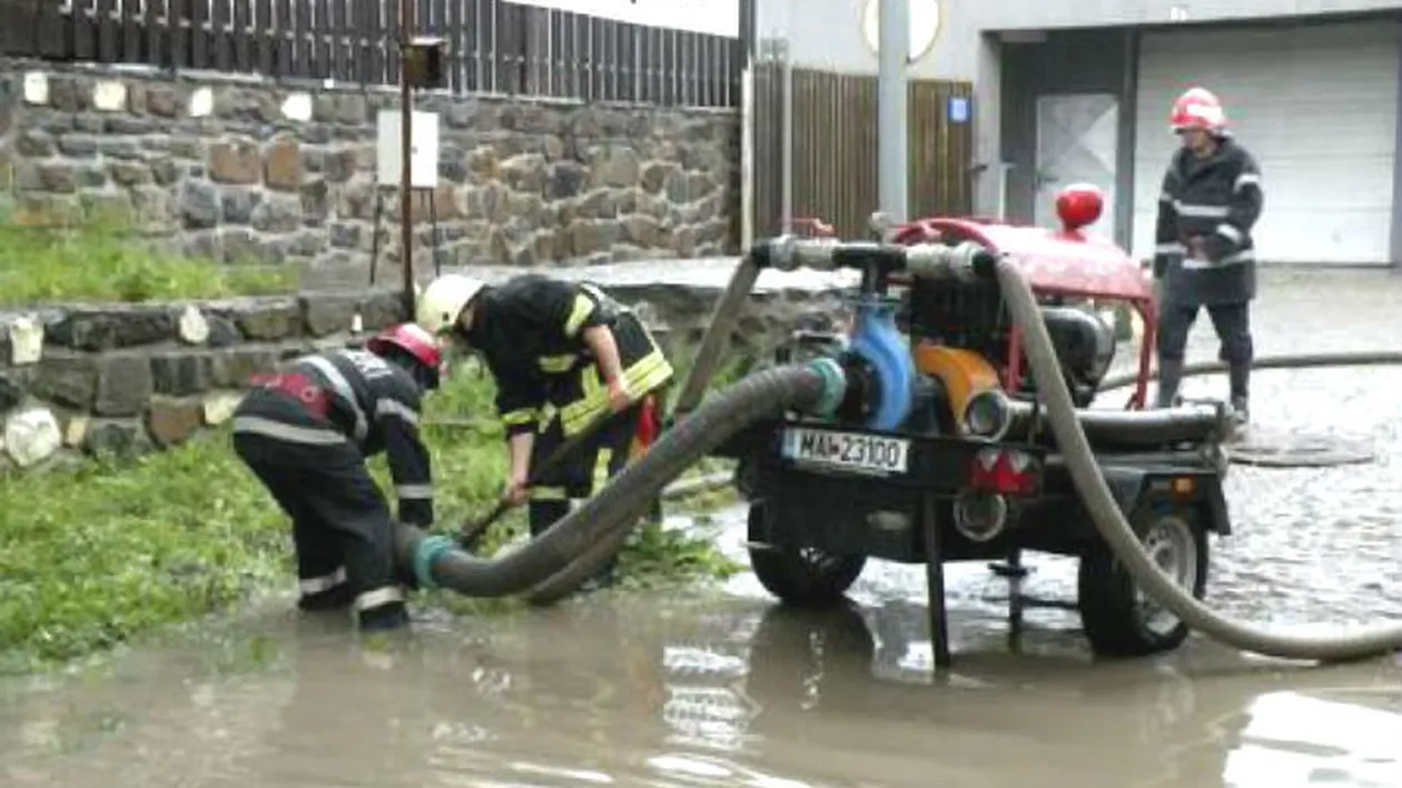 Pompierii, în alertă din cauza furtunilor! 18 judeţe au fost afectate de ploi torenţiale