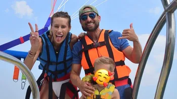 Gabriela Prisăcariu, gest de curaj la 33 de ani. Soția lui Dani Oțil a făcut parasailing pentru prima dată