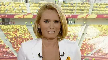Andreea Esca a imbracat echipamentul de joc! Vezi cum a aratat la pupitrul stirilor in direct de pe National Arena
