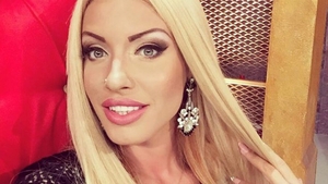 Loredana Chivu, ţinută de infarct la piscină. Ce facea în spatele ei un fan încins!