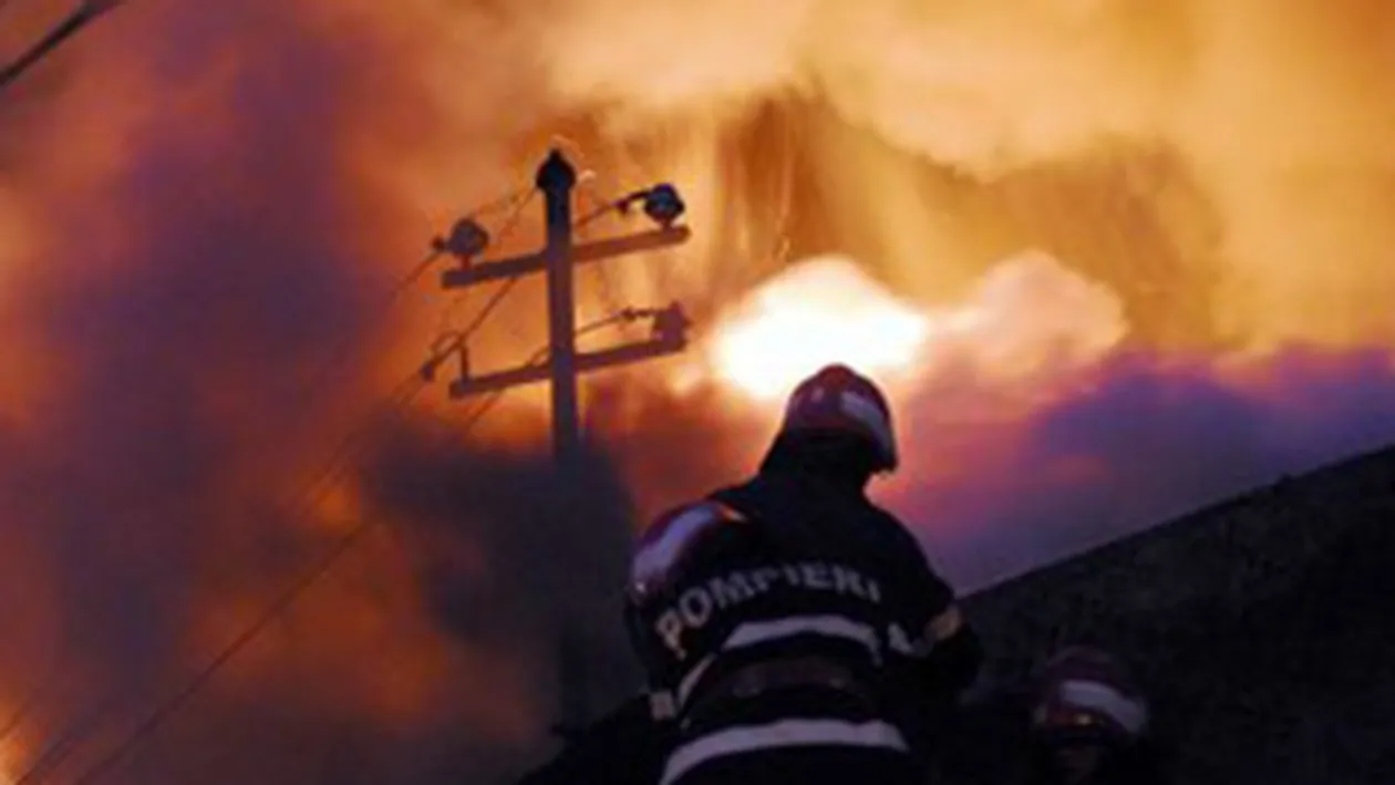 15 persoane, evacuate in urma unui incendiu izbucnit intr-un bloc al Primariei Ploiesti
