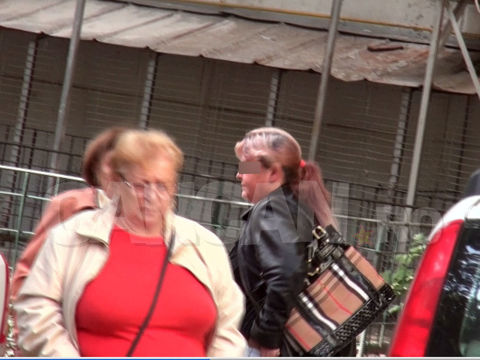 Imagini exclusive cu doctoriţa care a ajuns prima acasă la Gyuri Pascu în noaptea tragediei. A părăsit bulversată biroul procurorilor: A trecut pe roşu şi…