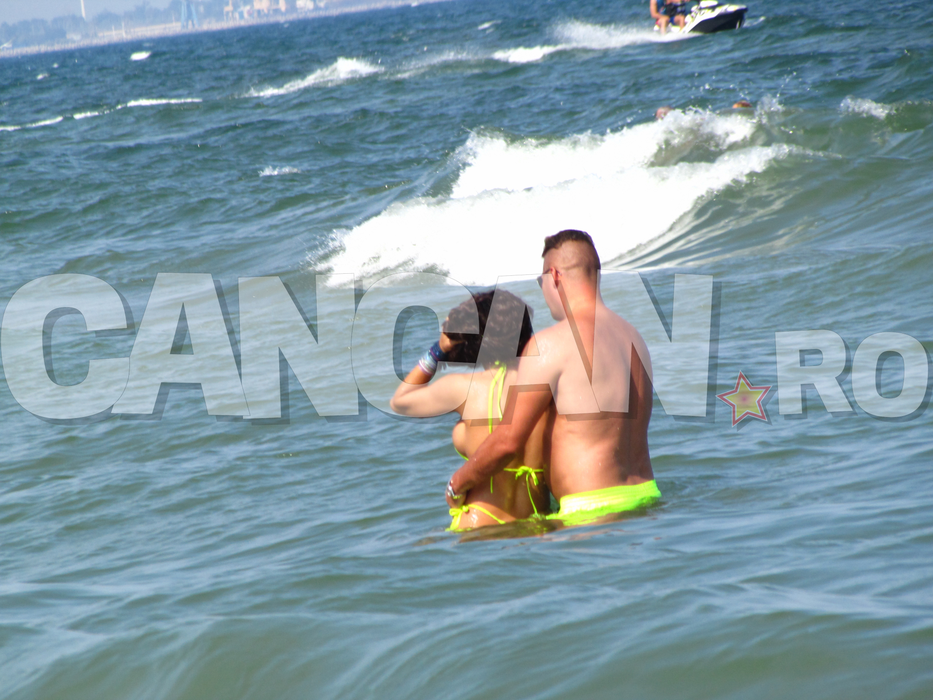 Celebra dansatoare de la ”Românii au Talent” a îmbrăcat un costum minuscul de baie! A ”dat foc” plajei cu funduleţul antrenat la bară!