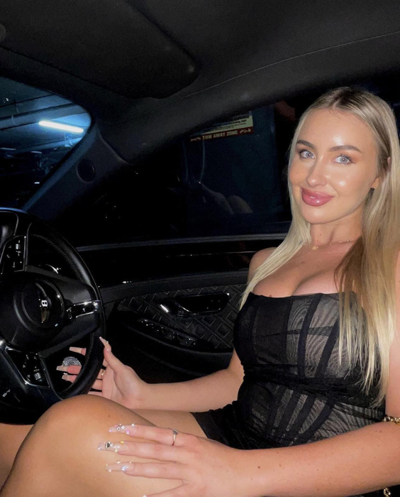 Ea este „cea mai sexy cerșetoare fără adăpost”! Motivul ireal pentru care Emily doarme în mașină