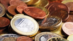 2,5 milioane de euro, imprastiate pe strada. Fura cine poate!
