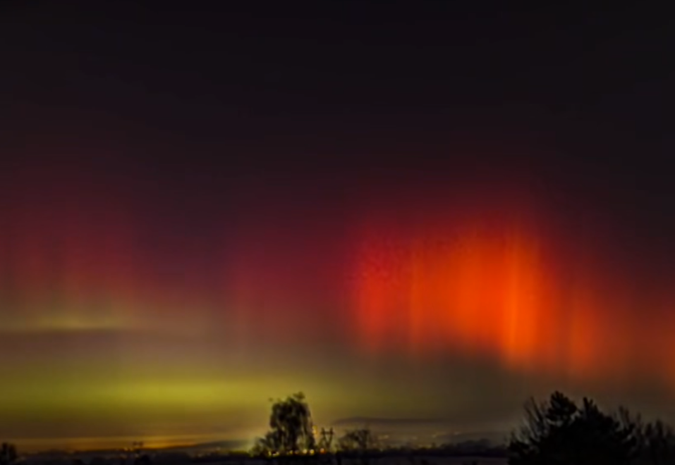 Aurora Boreală, vizibilă din România! Imagini spectaculoase surprinse în Mureș. Jocul de lumini i-a uimit pe localnici