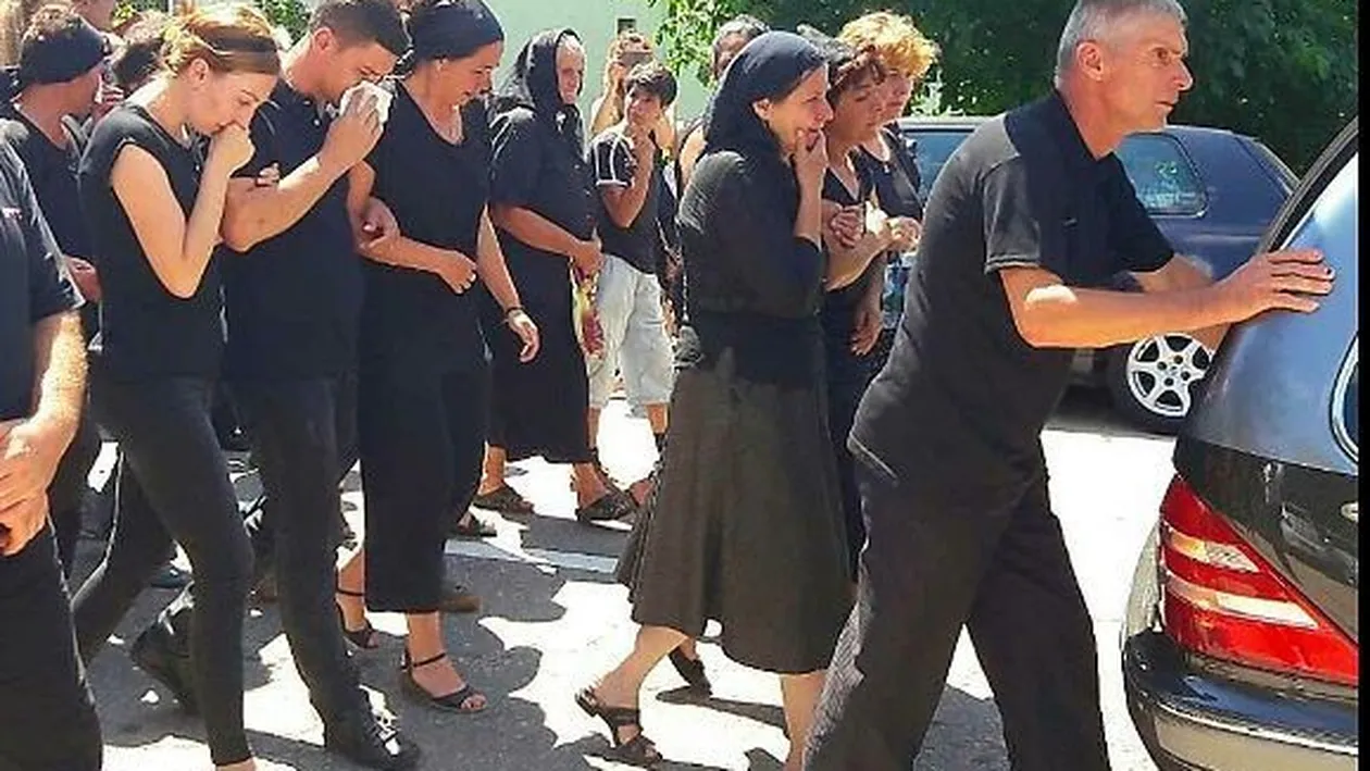 Adrian Ciureanu, eroul de la Mangalia, a fost înmormântat. Nu ştia să înoate, dar...