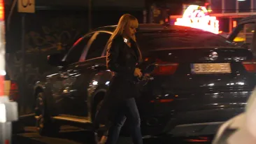 Anda Adam este foc si para pe presupusul iubit italian. Scarbita de scandalul provocat, cantareata uita sa mai zambeasca