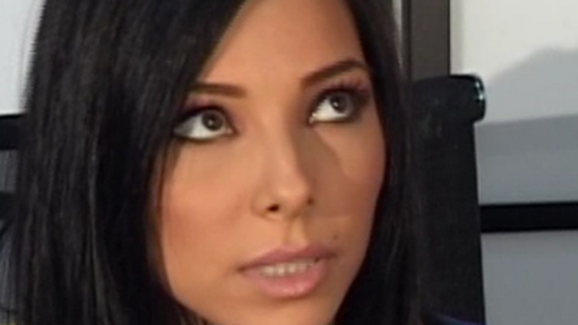VIDEO Corina Caragea: "Nu ma duc la plaja fara crema de protectie. Am multe alunite si sfatul dermatologului este sfant"