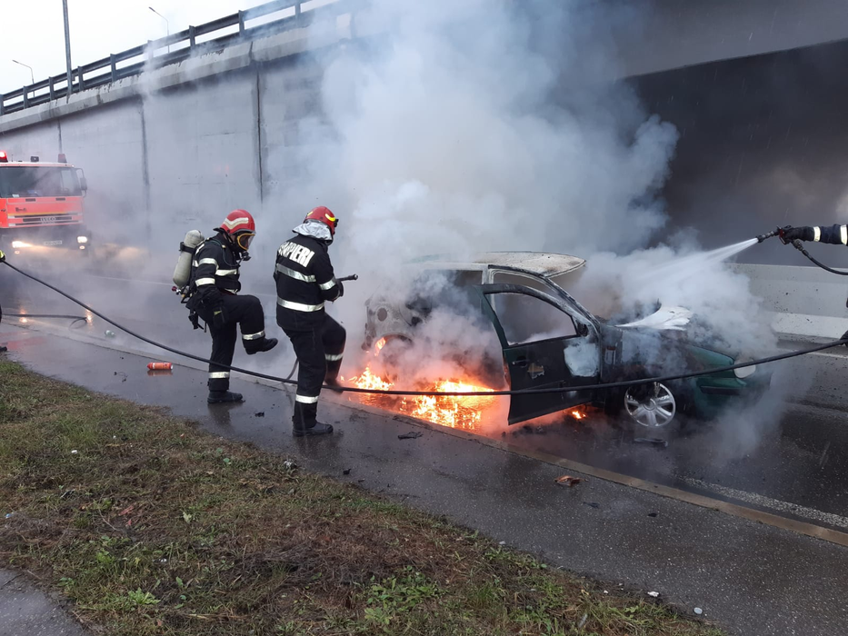 Imagini cu impact emotional. O mașină a izbucnit în flăcări în Ploiești, șoferul s-a salvat  în ultimul moment