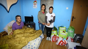 Fetita care nu a mai mancat carne de doua luni va avea ce pune pe masa de Craciun! Alisa a primit mancare si haine si rechizite!