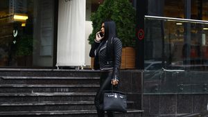 Am filmat-o în toiul nopţii pe fosta "prinţesă a ţiganilor" în timp ce părăsea imobilul în care locuieşte TUNCAY! RENATA este motivul divorţului ANDREEI MARIN?! "Mi-am dat bluza jos şi..." 