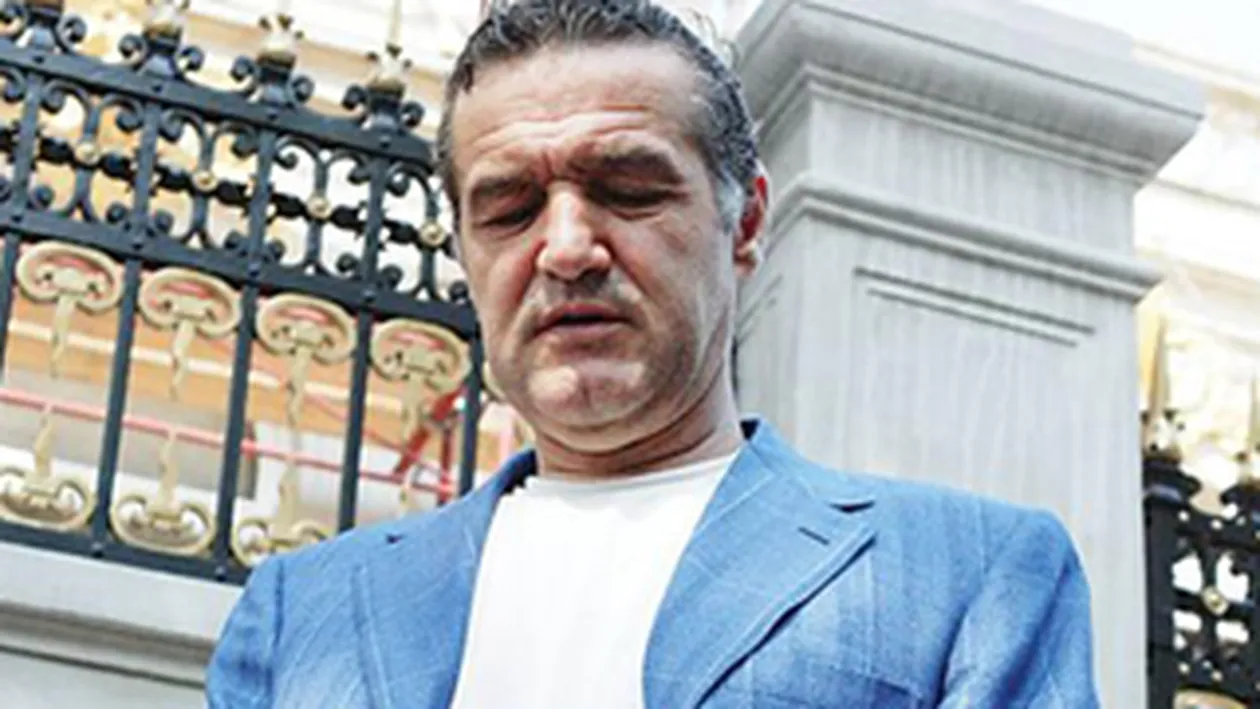 VIDEO Gigi Becali a fost luat cu asalt de peste 1.000 colindatori! Vezi cati bani le-a dat!