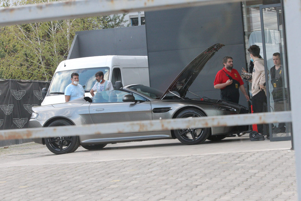 Ruby a semnat actele pentru un Aston Martin Volante